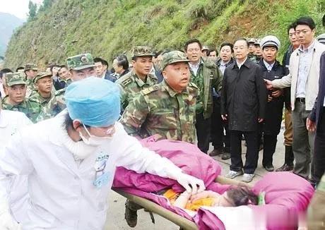 【十五年前让总理让路的最牛士兵如今怎样了？】2008年5月14日9时40分，北川