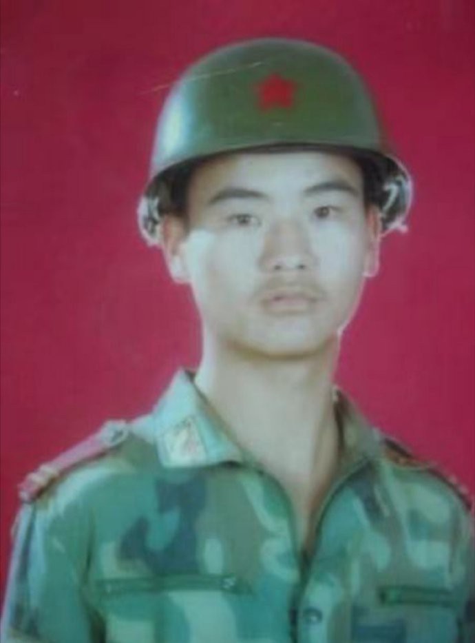 边防英雄尹铭志，于1997年8月，在抓捕毒贩搏斗中牺牲。时年仅20岁。 烈士忠魂