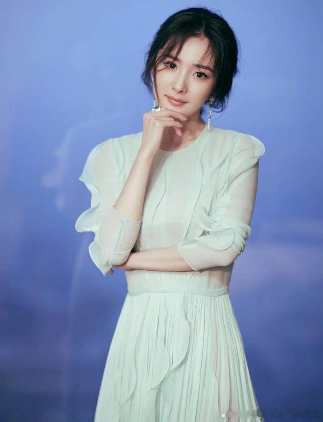 杨幂  🦊杨幂公牛品牌全球代言人 大概这就是夏天的魅力，可以让人安静，也可以让