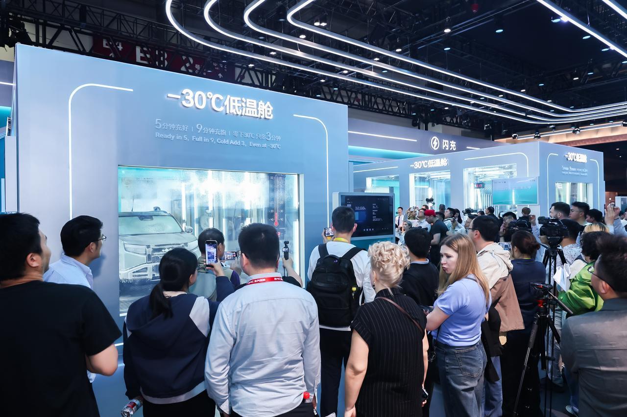 你见过把车展整个场馆都占满的品牌吗？
从来没有哪个车企做到，如今，一个中国的汽车