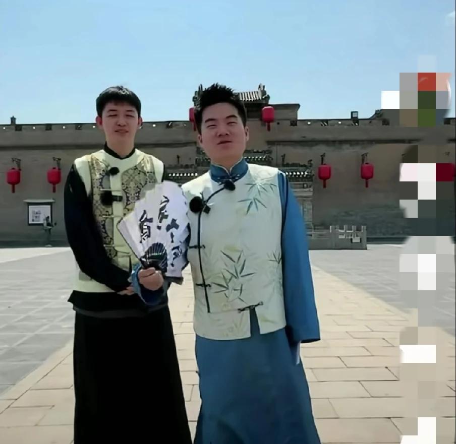 这一段，笑死了！今天，董宇辉和董董站在乔家大院门前，扮演着乔家人！可是，在自我介