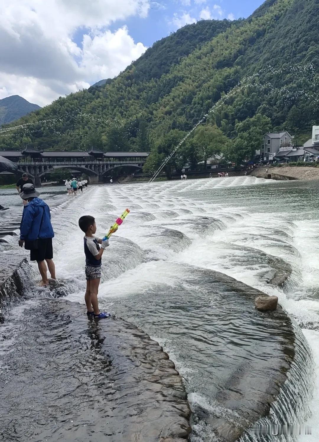 今天一天特别难受，全身肌肉酸痛，肚子里翻江倒海又没有吐出来，只想睡觉，睡一会起来