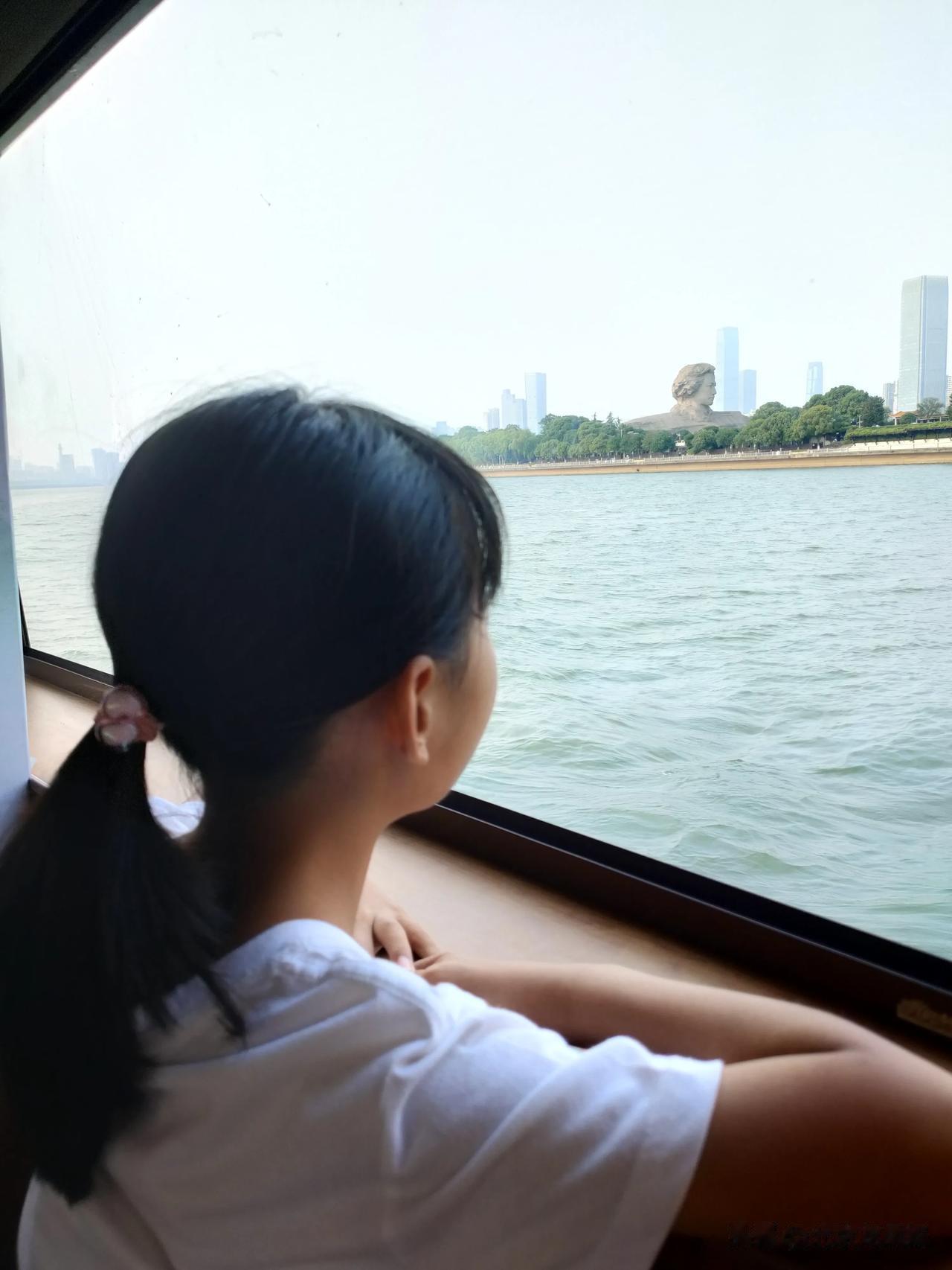 闺女回家报喜，我却心疼的想哭。
闺女一出校门就忍不住向我报喜：“今天英语考试，老