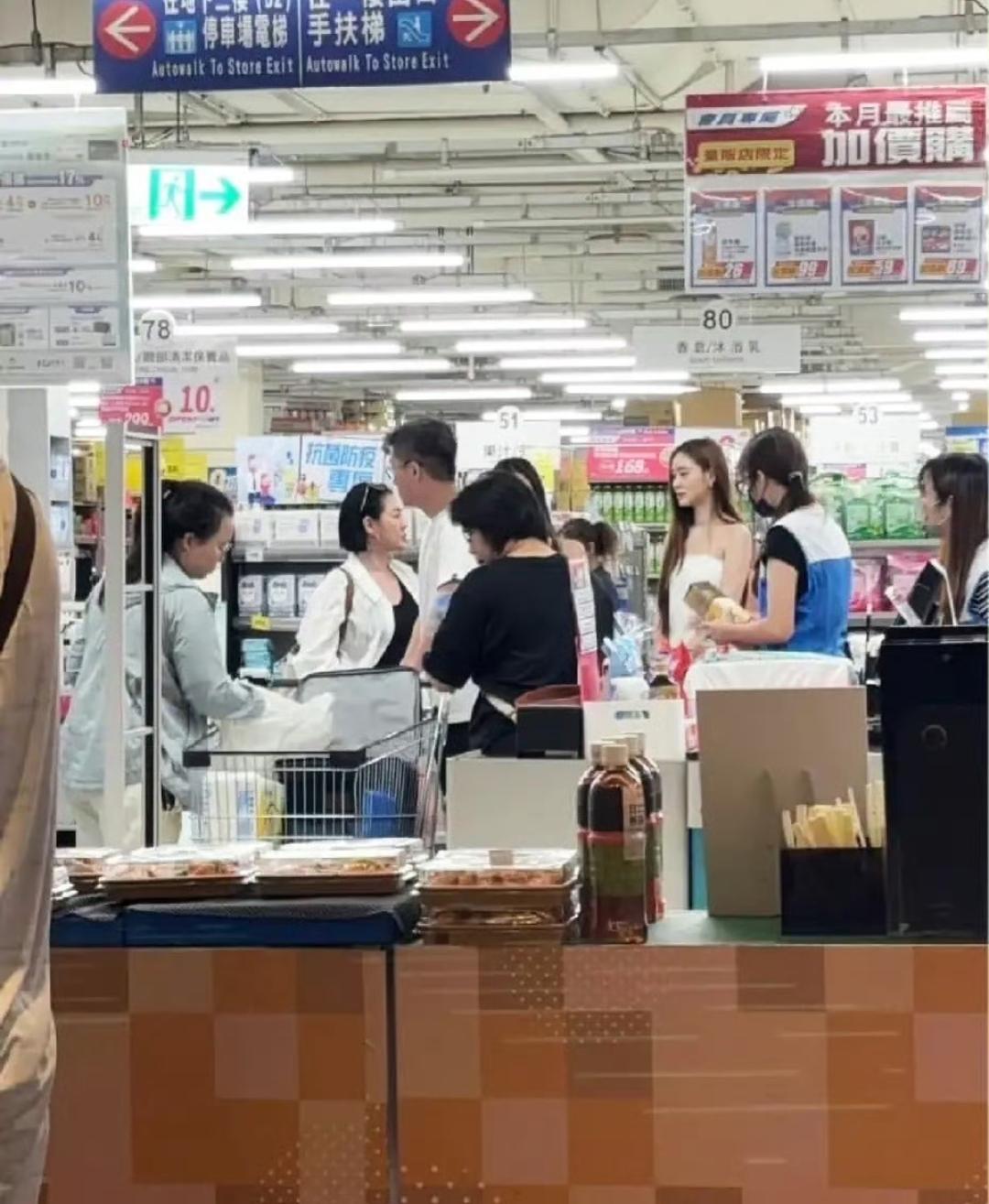 粉丝偶遇小s带着女儿回台东老家！
真是没想到
小s这五短身材
生出的女儿竟这么出