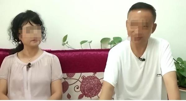 白嫖上瘾了！2023年，夕阳红相亲角，57岁的大叔邂逅了54岁的大妈。两人一见如