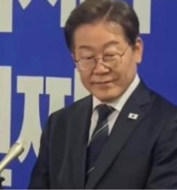 外媒问韩国总统李在明：若中国武统台湾，你会不会出手？李在明笑着回答：那是人家的家