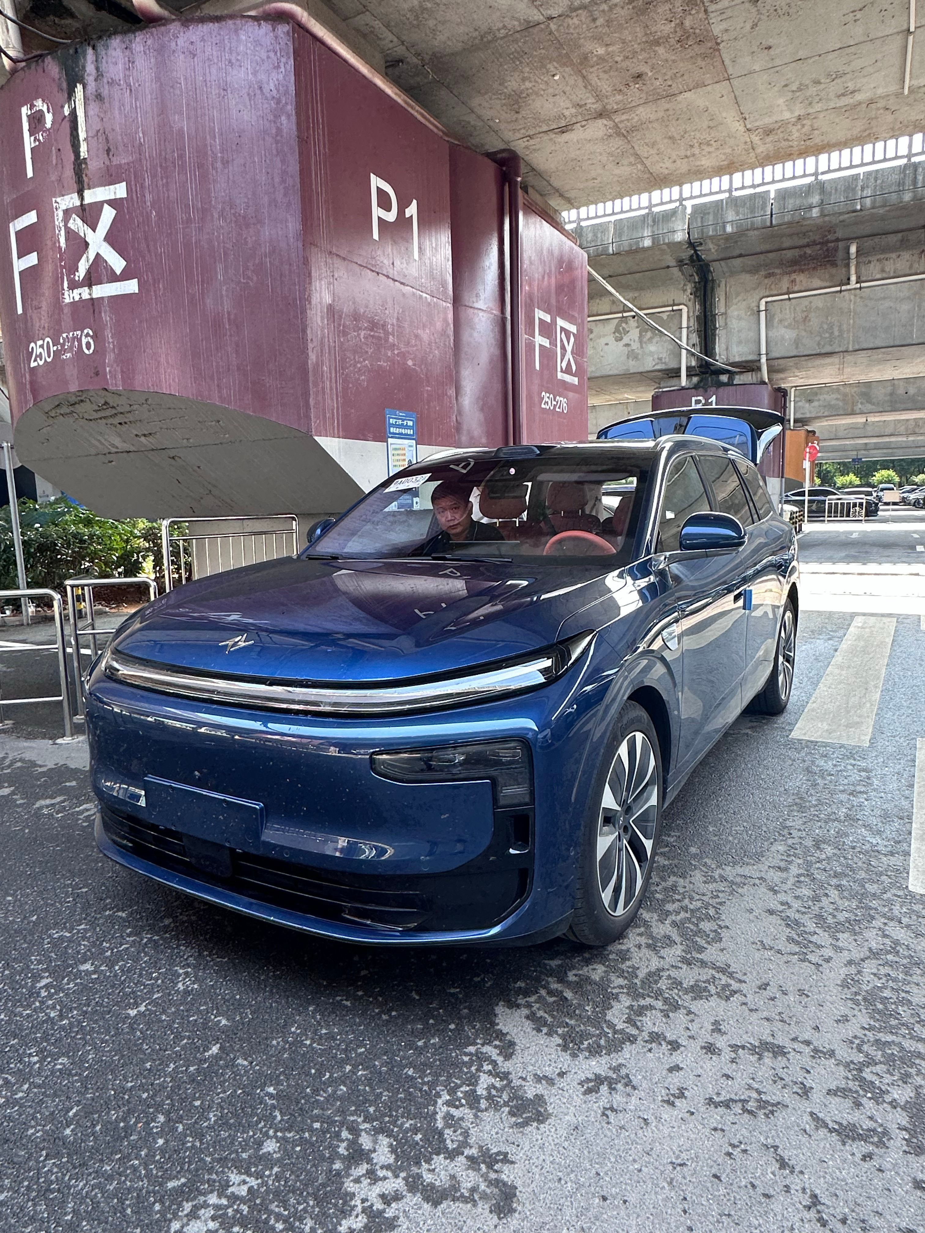 这挺好，来参加东风奕派M8的是上市发布会，接站的车安排的就是今儿晚上的新车M8，