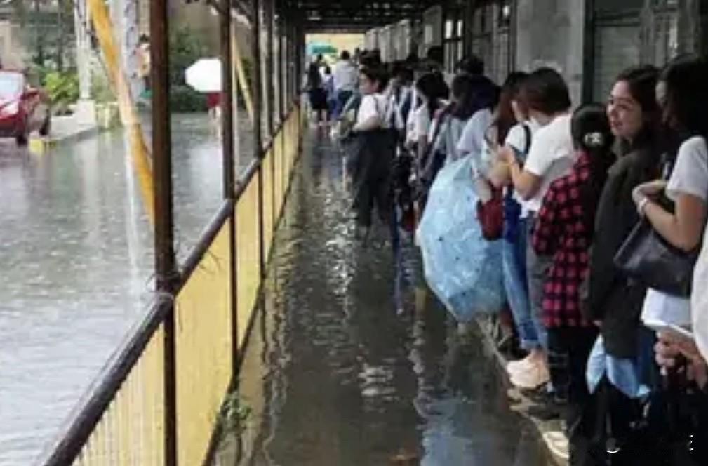 周日上午，因洪水淹没菲律宾布拉干省吉金托考试中心外的排队区域，参加“职业服务考试