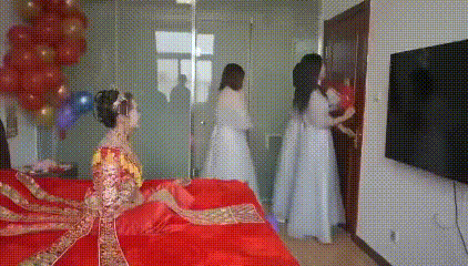 这是结婚现场还是发昏现场！
伴娘堵门讲条件，索要什么东西！结果新郎不按套路出牌，