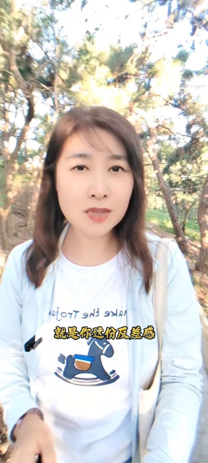 自带反差感，越相处越让人上头。
上一秒还在讲段子，逗得大家捧腹大笑，下一秒立马切