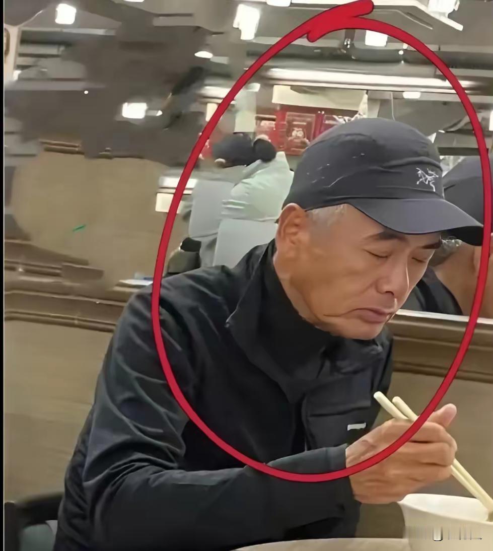 周润发低调的生活，经常以普通食客的身份出现在街头小吃店，享受平凡人的日常乐趣。