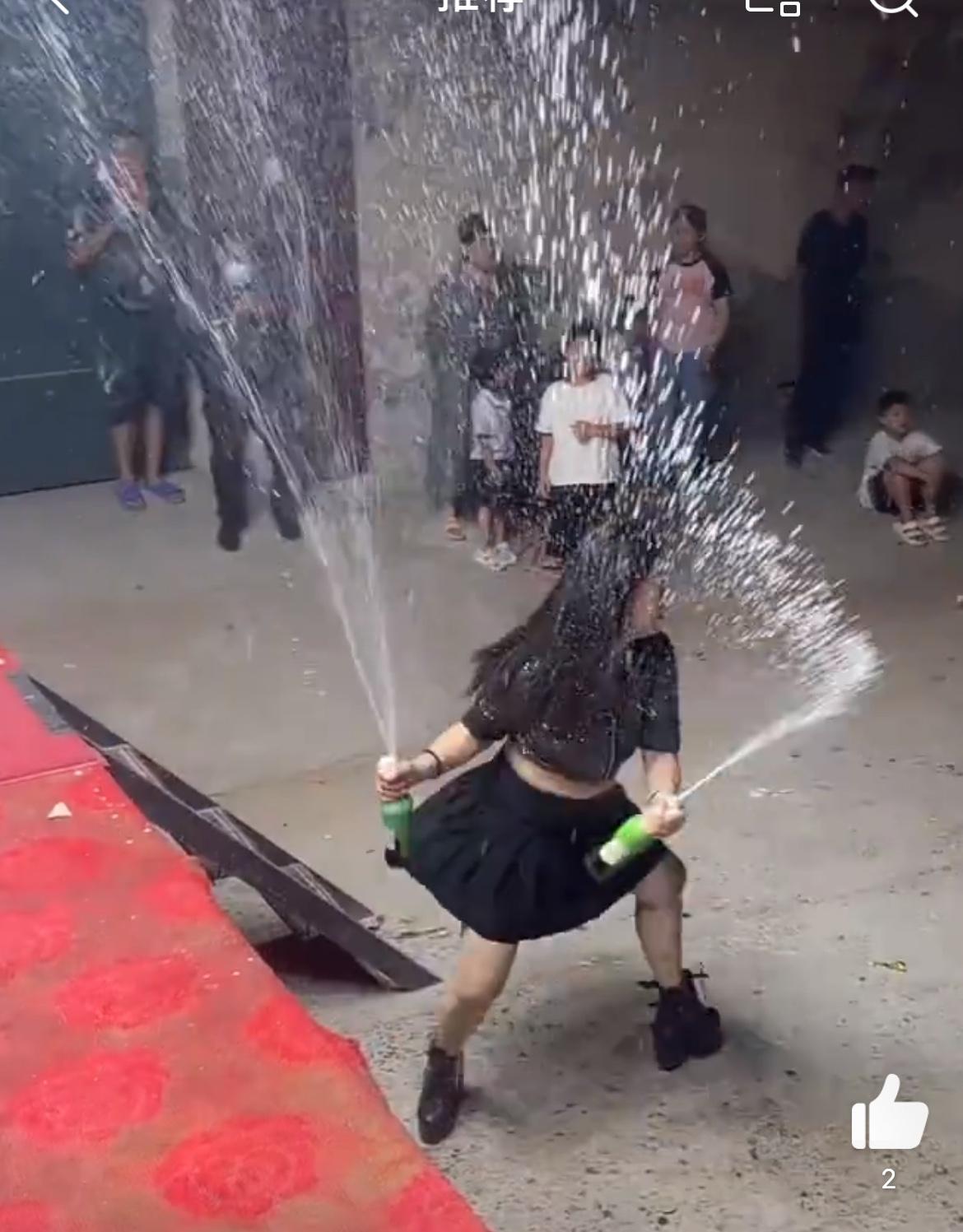 佩服农村这种土味表演的演员，挣不到几个钱，但是却格外卖力。走街串巷，红白喜事就是