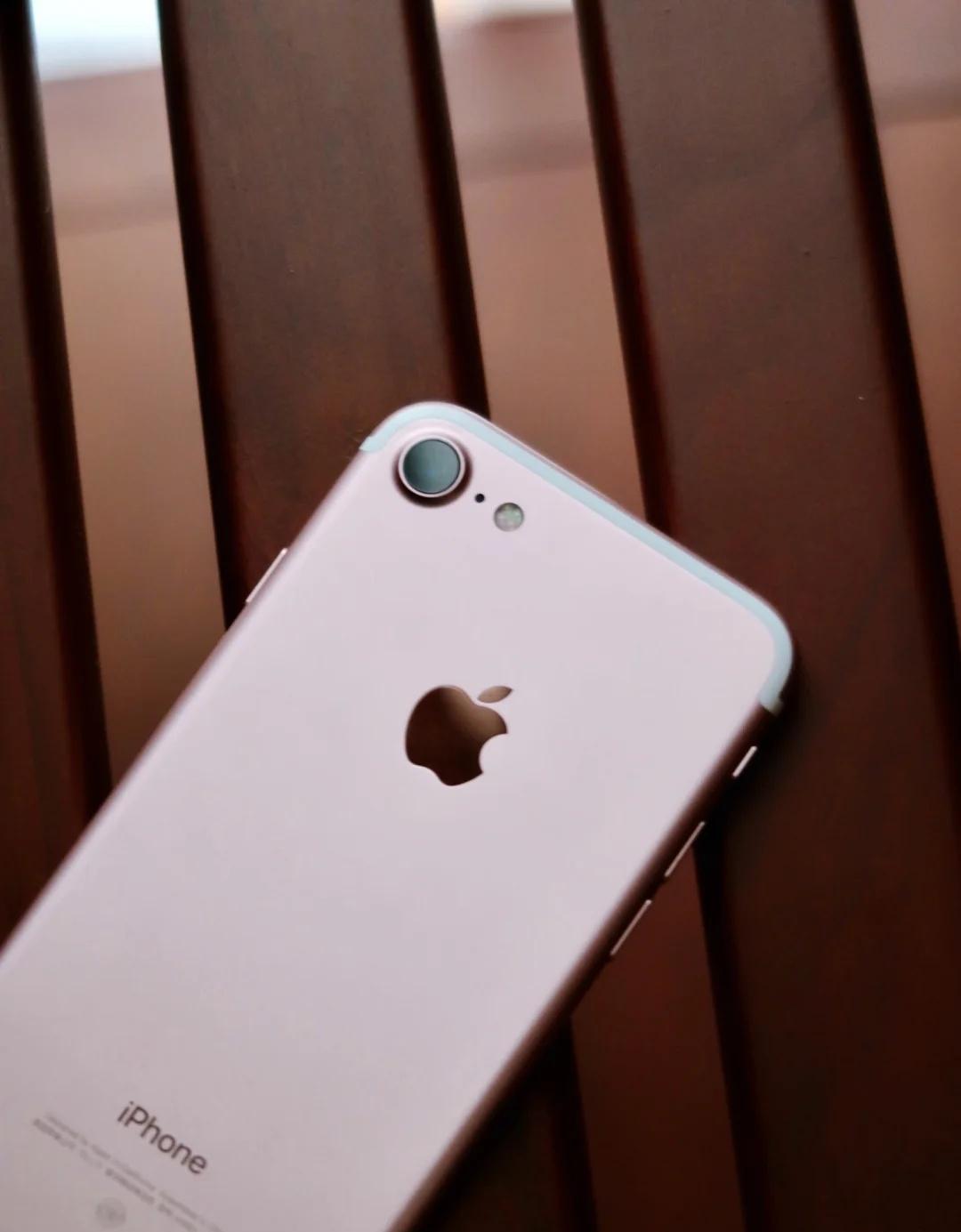 iPhone7 十年
这一台玫瑰金iPhone7是家里长辈使用的
一直保护有加