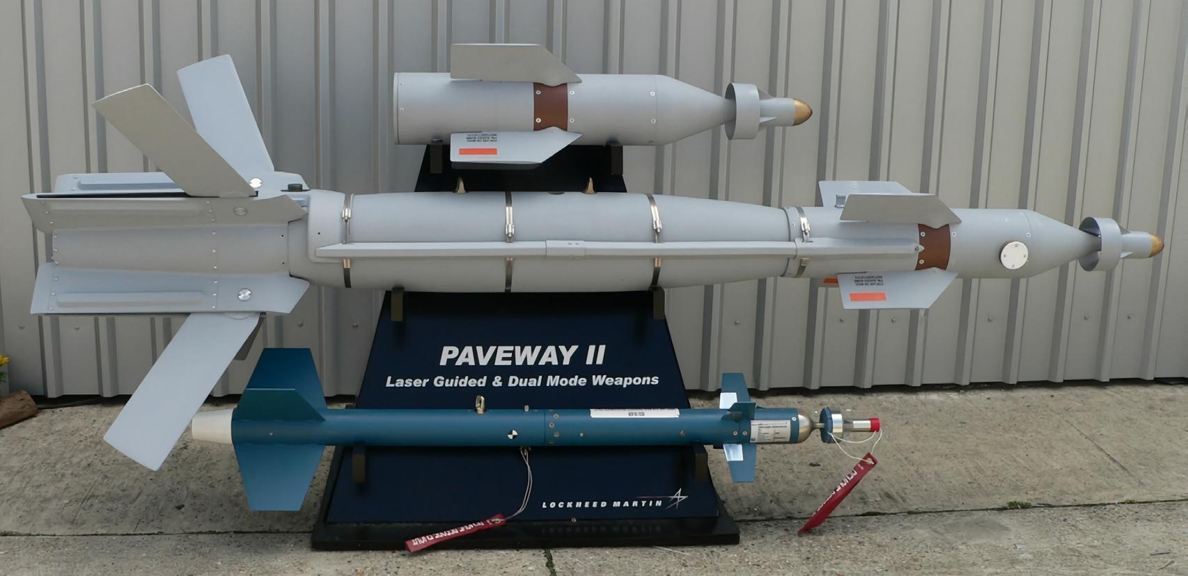 每天认识一件兵器 美国“铺路”激光制导炸弹长度：566厘米直径：38.8厘米翼展