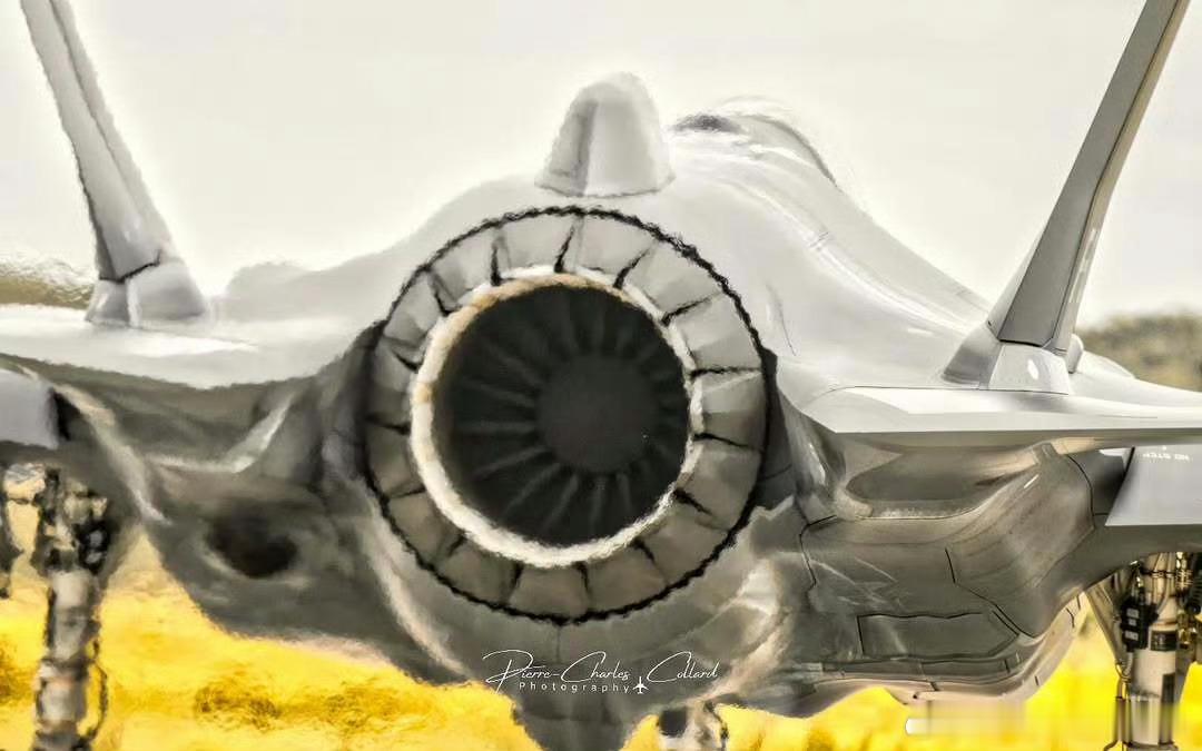 每天认识一件兵器武器装备 F35北欧版增加了减速伞，减速伞舱保型处理，凸显F35