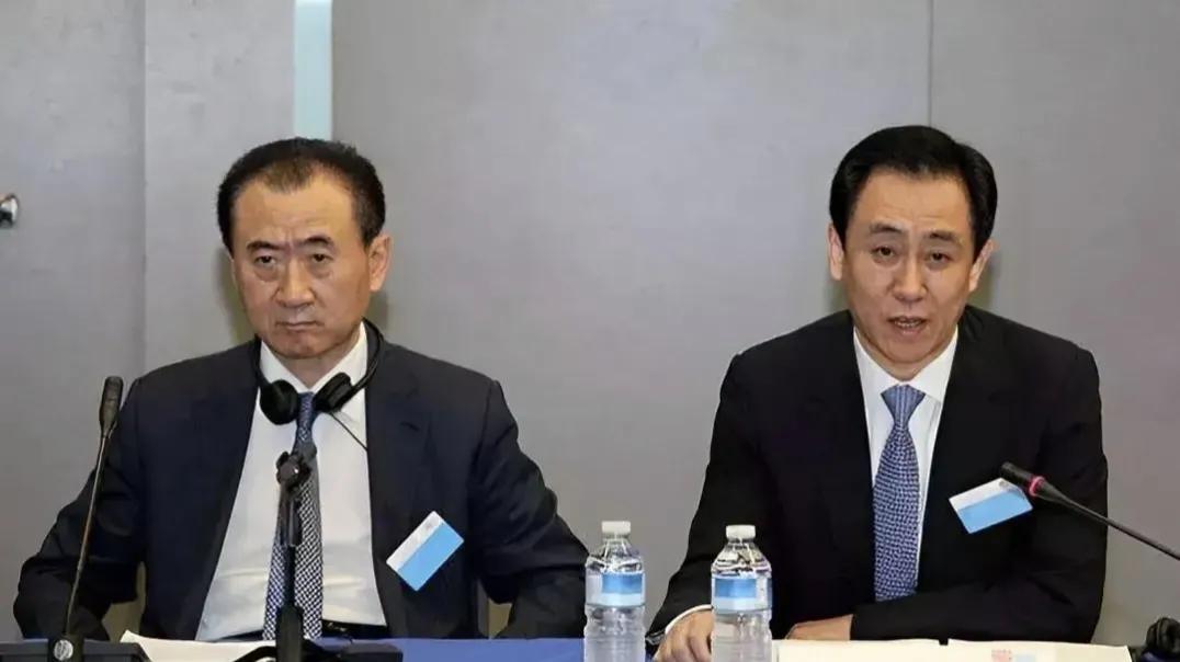 相比于许家印，老王因祸得福。
万达当年的负债也是高达6000个亿，老王当初甩卖资