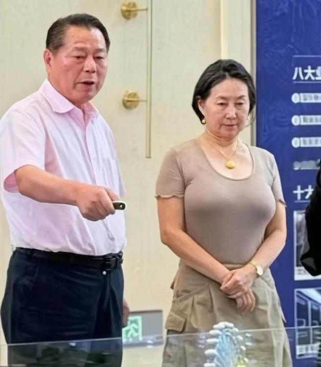64岁的何超琼为何始终不退？
图一是她日常工作的样子，跟图二这种盛装的样子完全不