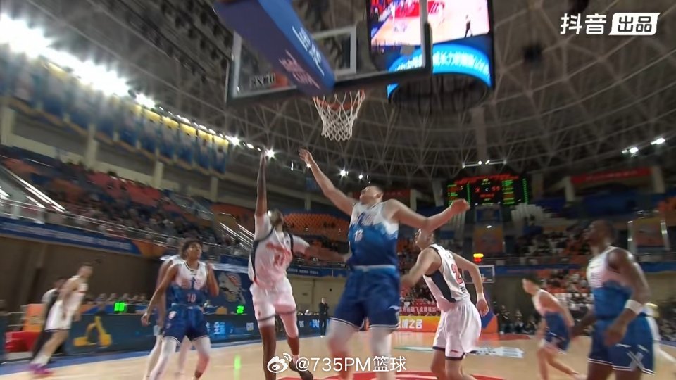 新疆男篮vs广东男篮 进攻突破！麦考尔拿到广东队首分。 