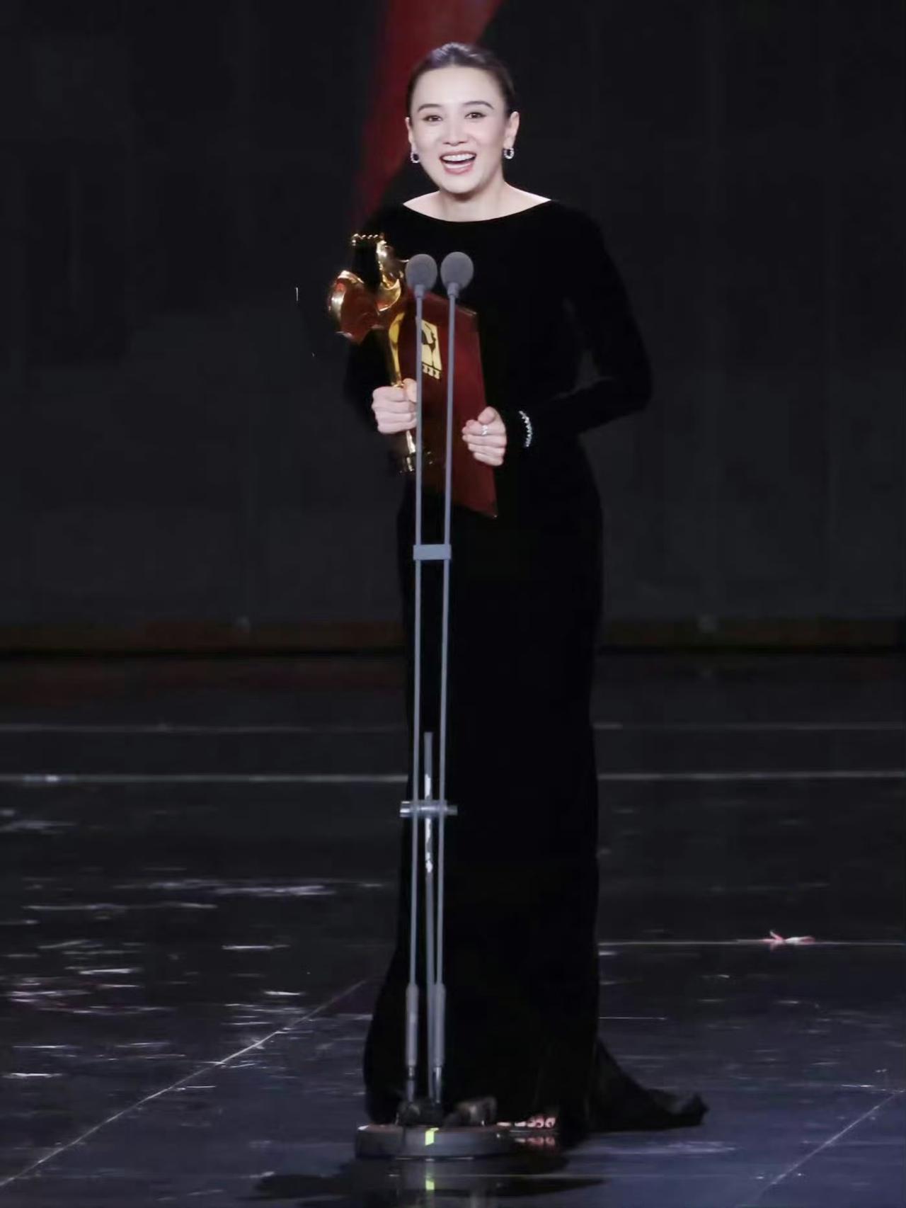 宋佳今年真是“赢麻了”！金鸡奖、白玉兰奖拿了个遍，每次都能在大片里杀出重围。这次