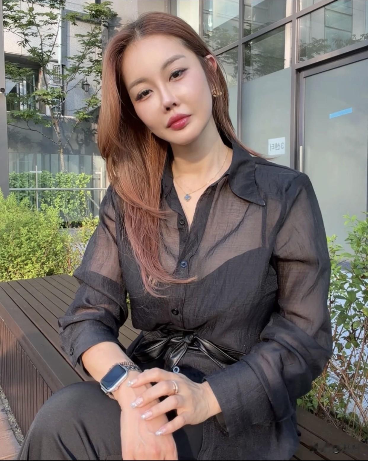 怎么穿出成熟、气质感黑色网纱自带一种神秘朦胧的美感，若隐若现间增添了不少女人味。
