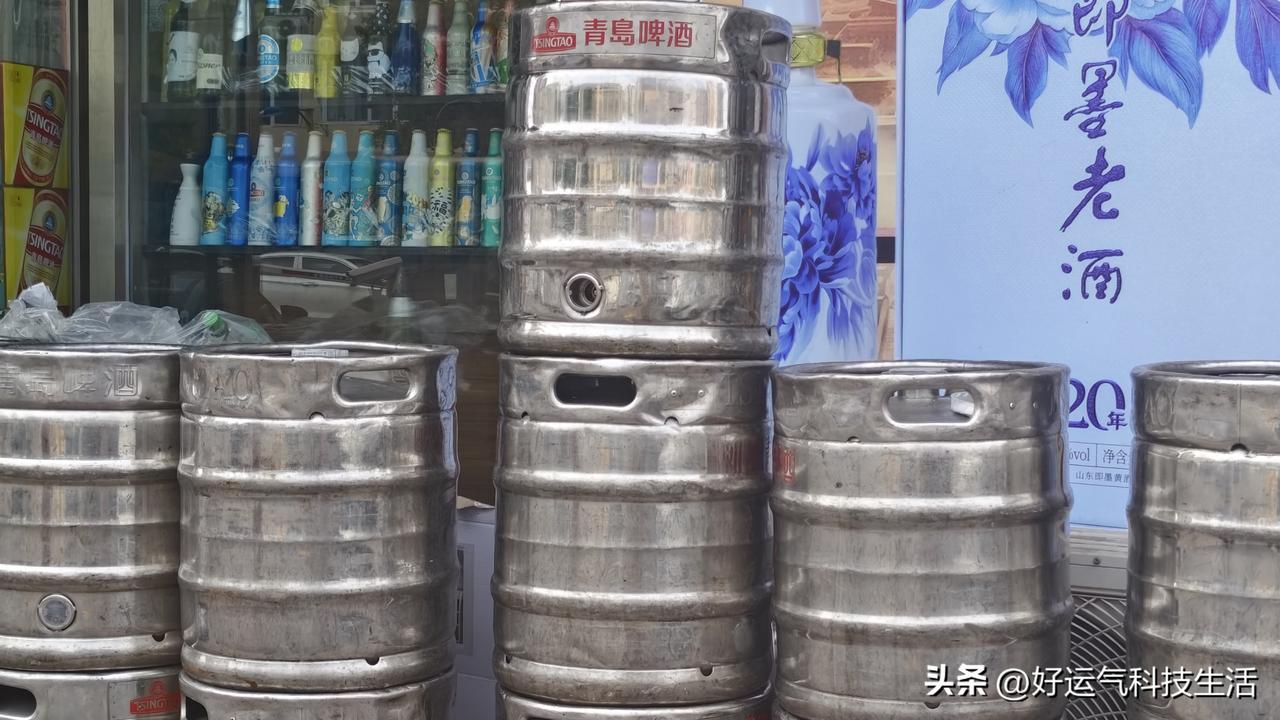 青岛人的夏天灵魂：一桶散装鲜啤就够爽！
 
要说青岛夏天的标配，那必须是海鲜配青