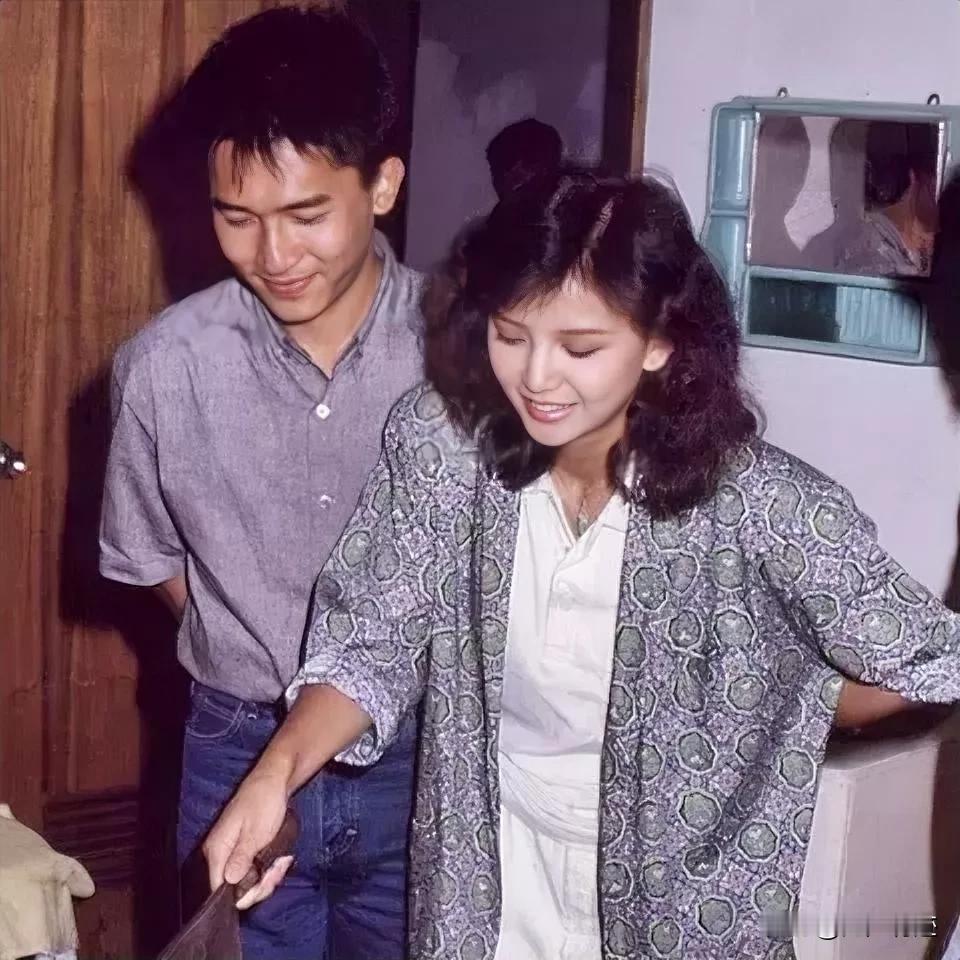 这两位本来是一对的……郎才女貌、真正的金童玉女组合，后来小情侣吵架，女的找来闺蜜
