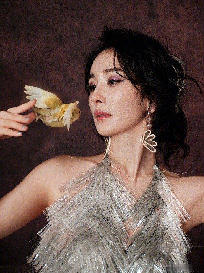 #杨幂流苏吊带裸背造型##杨幂从书中走出的神女#杨幂今日份活动出图有，是流苏吊带