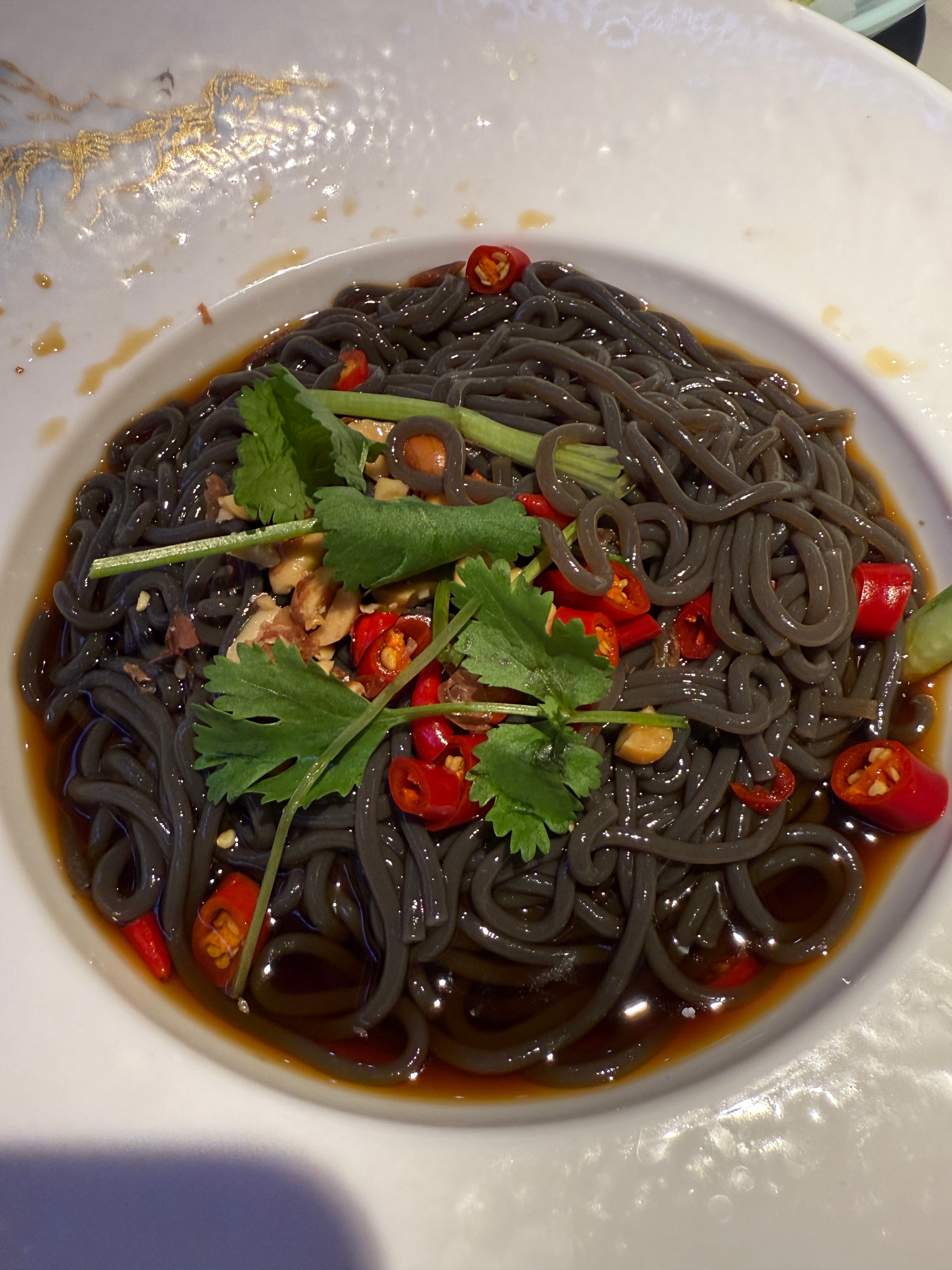 晚上又去拍了台新车忙碌的三月终于结束了奖励自己吃点宵夜！爱我老己～四月继续努力?