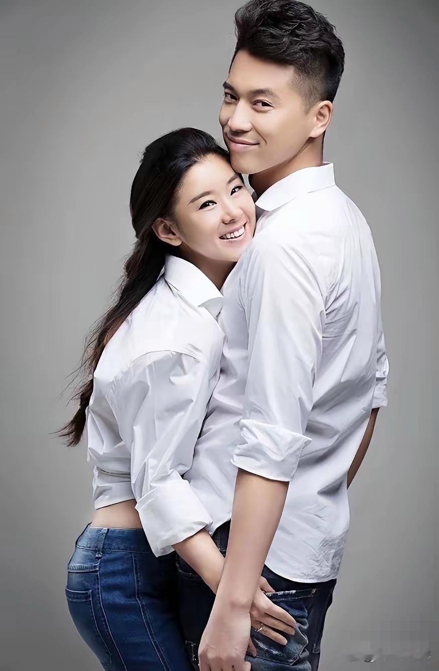 果然男人更懂男人。我问我老公：“李小萌都40岁了，而且己经有2个孩子了，为什么还