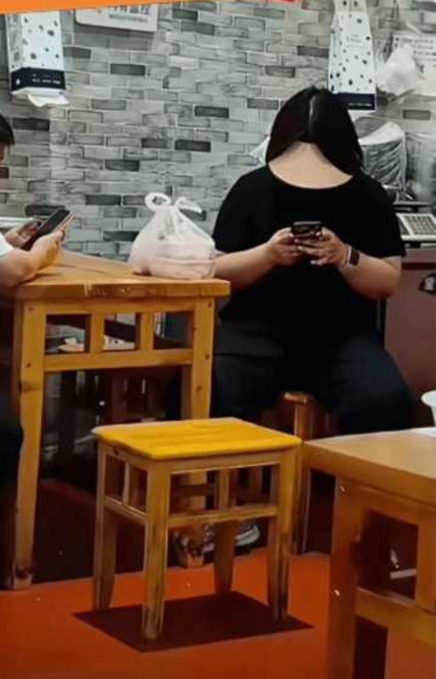 请认真仔细看，不许说谎，你是看了几次，才将图中的人物看明白？