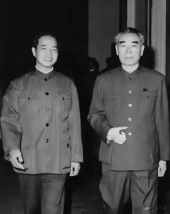 周总理和李政道在一起的这张合影，李政道没有穿西装革履，而是选择穿上了中山装，穿上