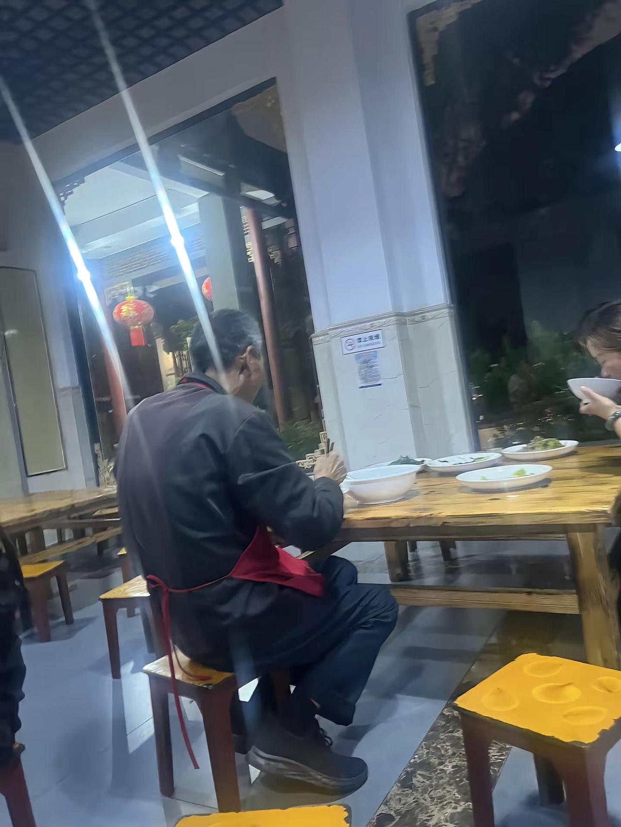 我是一名暑假工 在餐饮店当服务员  我工作的这个餐厅 生意很火爆 每天晚上 基本