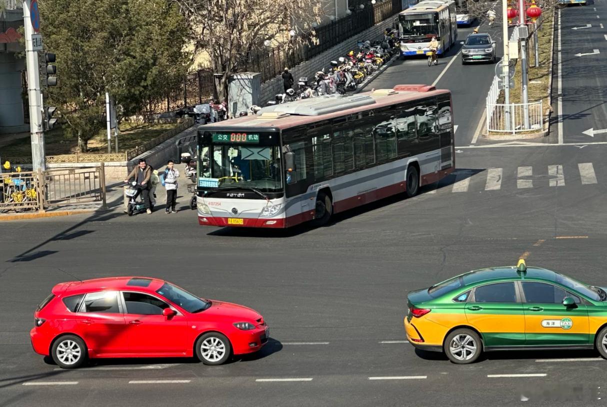 玉泉路地铁接驳车体验，基本上现在跑的都是二代小福后 然后看到了混福后和运通鹰，客
