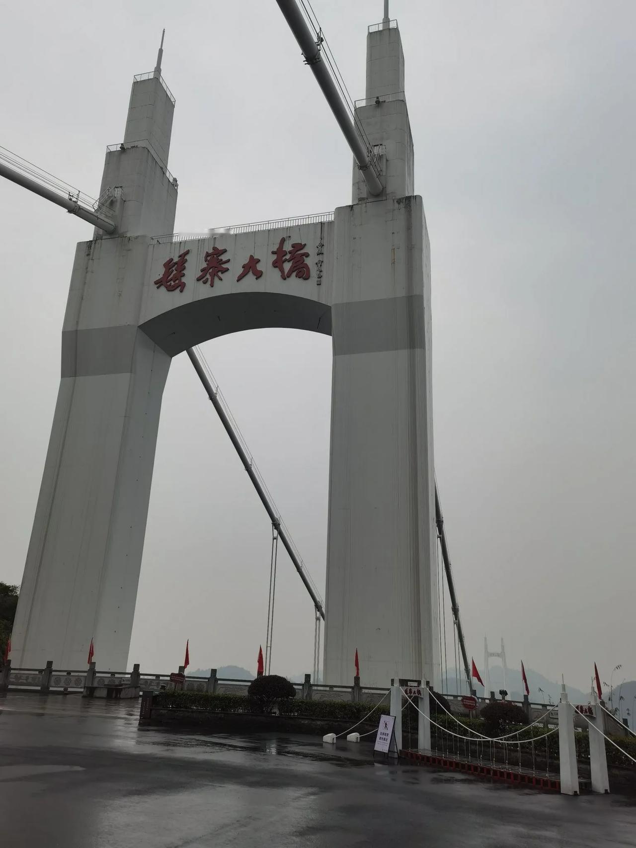 有句老话叫远香近臭，有许多这样的人，在一起时矛盾不断，分开了反而更融洽。彼此都离