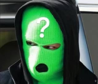 侯明昊搞抽象也不忘选应援色 侯明昊的绿色头套与口罩的搭配，让人看到了他对艺术的追