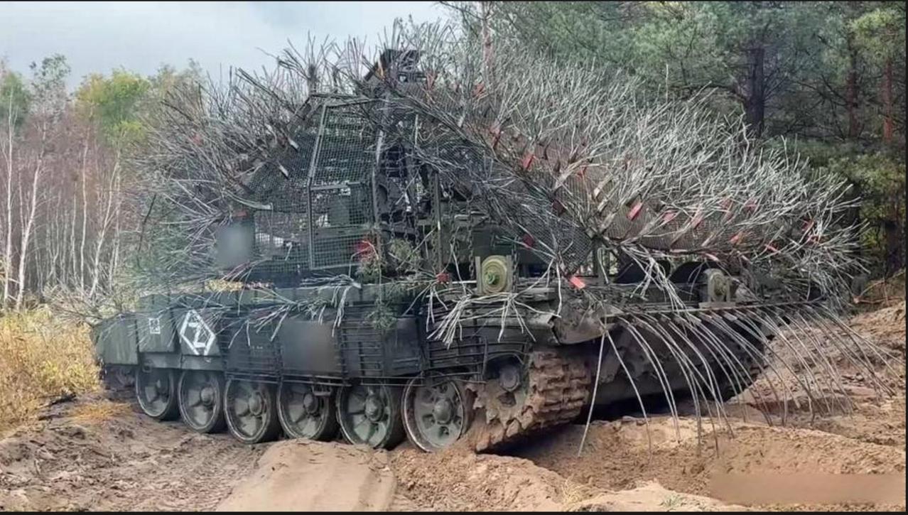 坦克作为曾经的陆战之王从没这么憋屈过，要知道从一战中横空出世大显神威，二战中德国