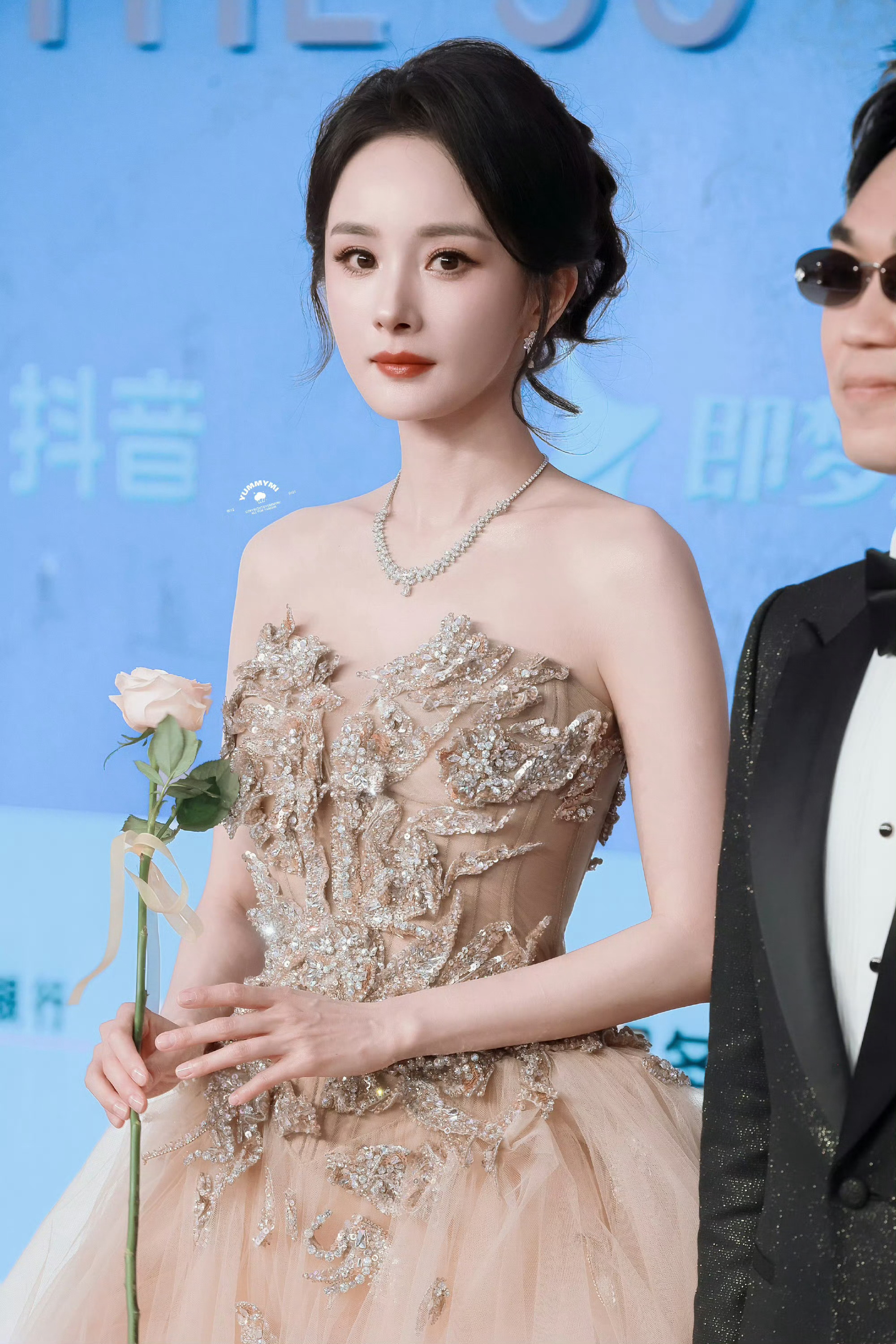 杨幂 杨幂现场换发型了 杨幂王骁百花奖后台热聊 少女的标准由少女们自己决定