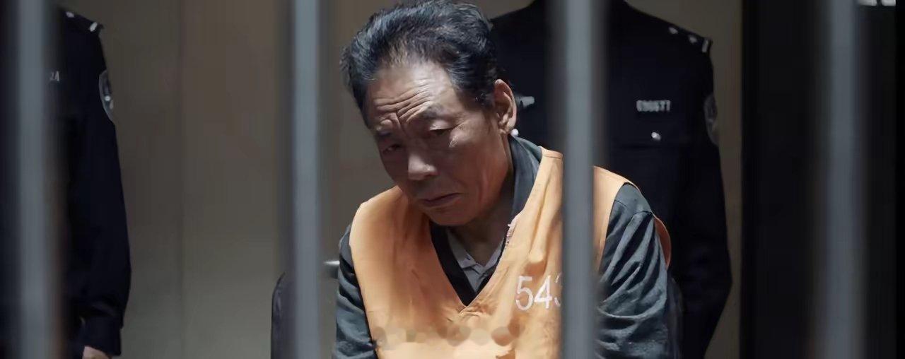 《我是刑警》中白银连环杀人案凶手被抓，在监狱里记者问了他一个问题，杀了这么多人，