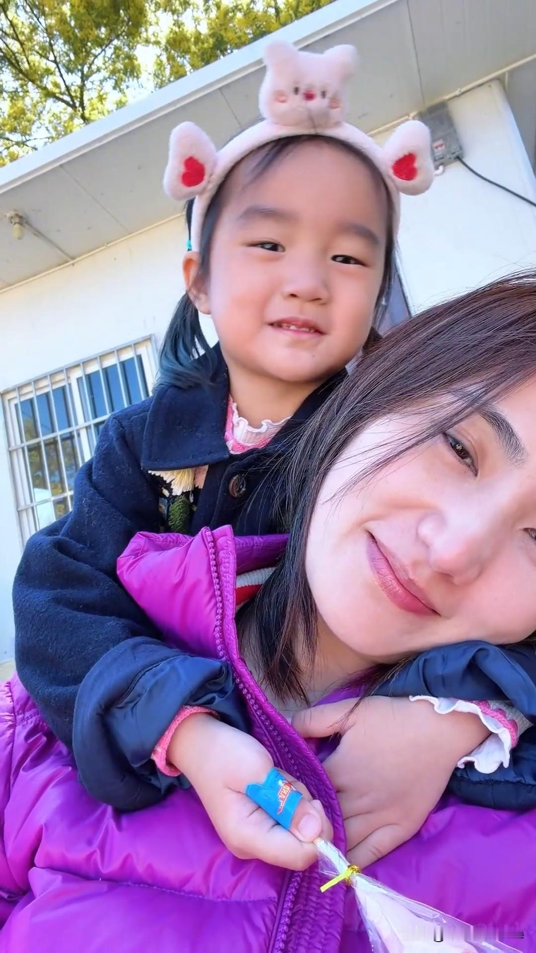 2月24日，李亚鹏前妻海哈金喜分享女儿的新年度假vlog，并配文“外婆，我们也很