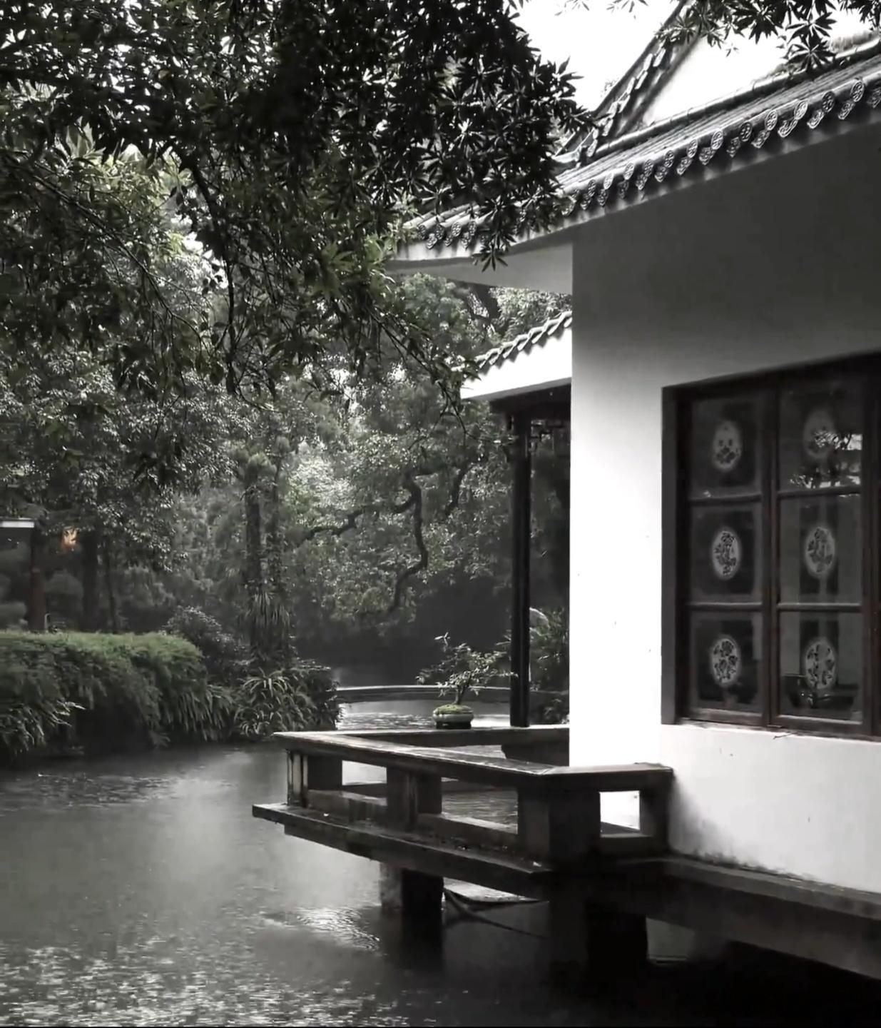 民间流传的识人术：1、吃饭喜欢翻菜的人，一般都很自私。2、丑话说到前面的人，大多