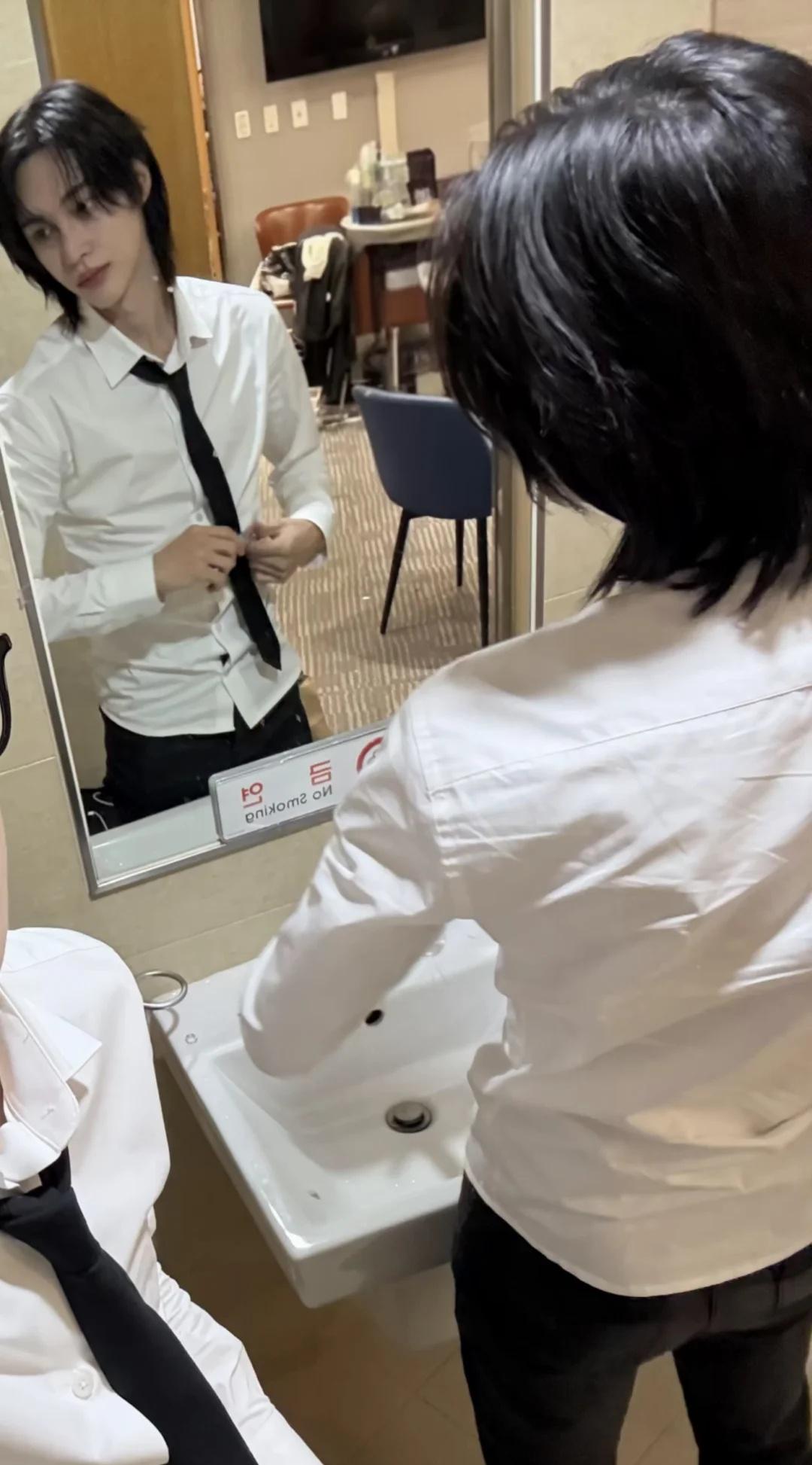 好受！好受！好受！
宽肩窄腰翘臀[爱慕][爱慕][爱慕]
riize 朴元彬