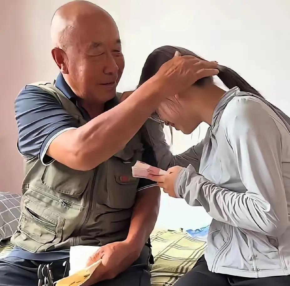 内蒙古，女孩高考完收到重点大学录取通知书，没在自家拆，拉上妈妈直奔爷爷家。谁料，