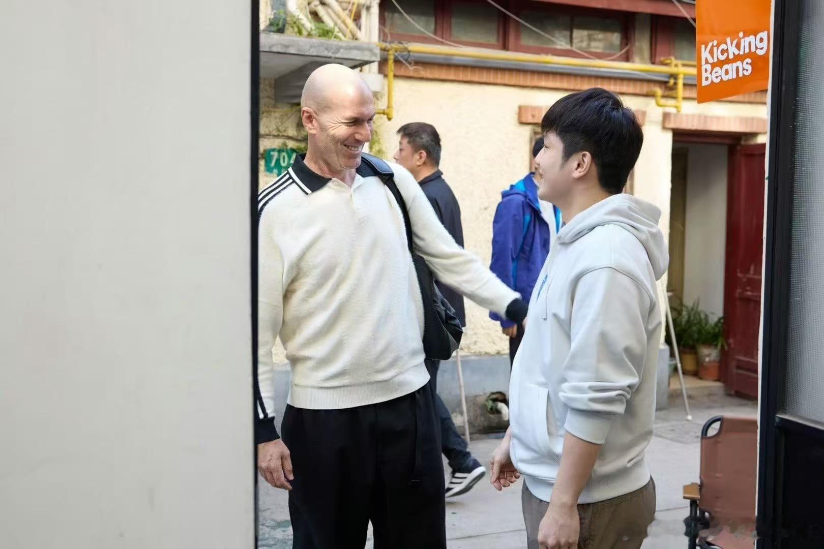 破圈认证！足坛名宿齐达内都认可的优秀，樊振东不仅在乒乓赛场展现统治力，更以谦逊品