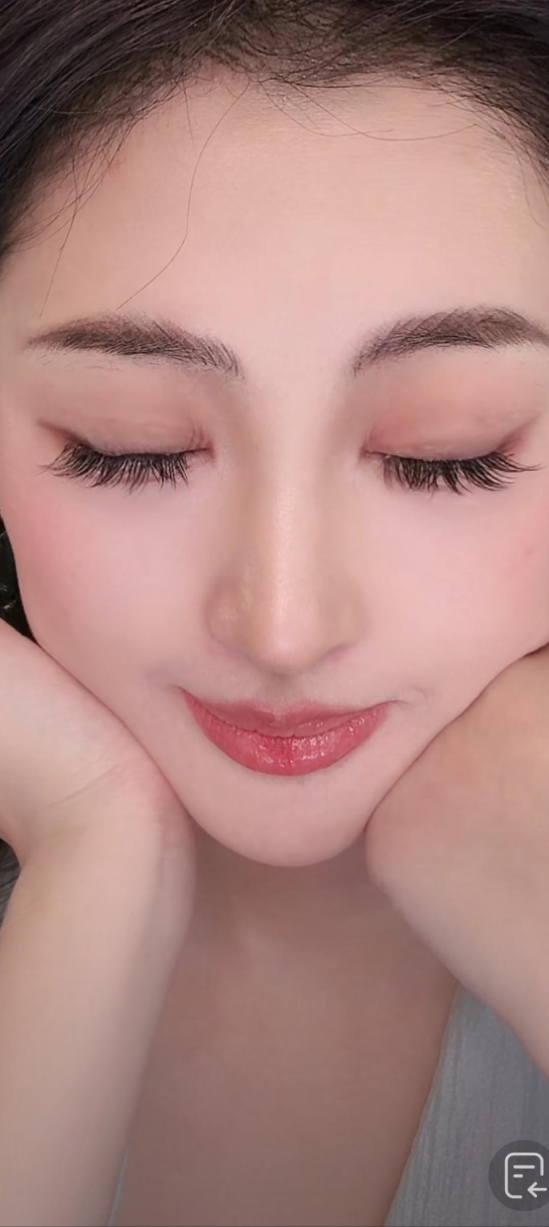 她笑起来眼睛都眯成一条线啦。