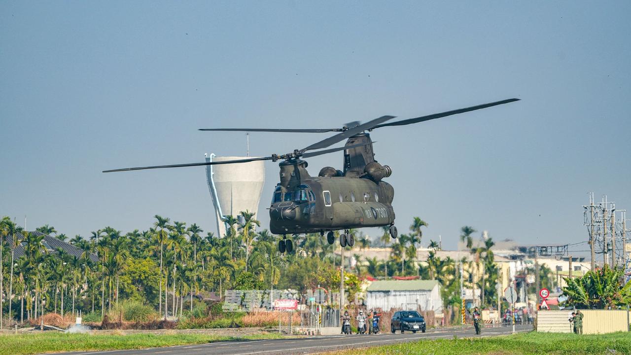 伪台陆军“航空特战指挥部”的CH-47SD运输直升机降落屏东潮州空降场189县道