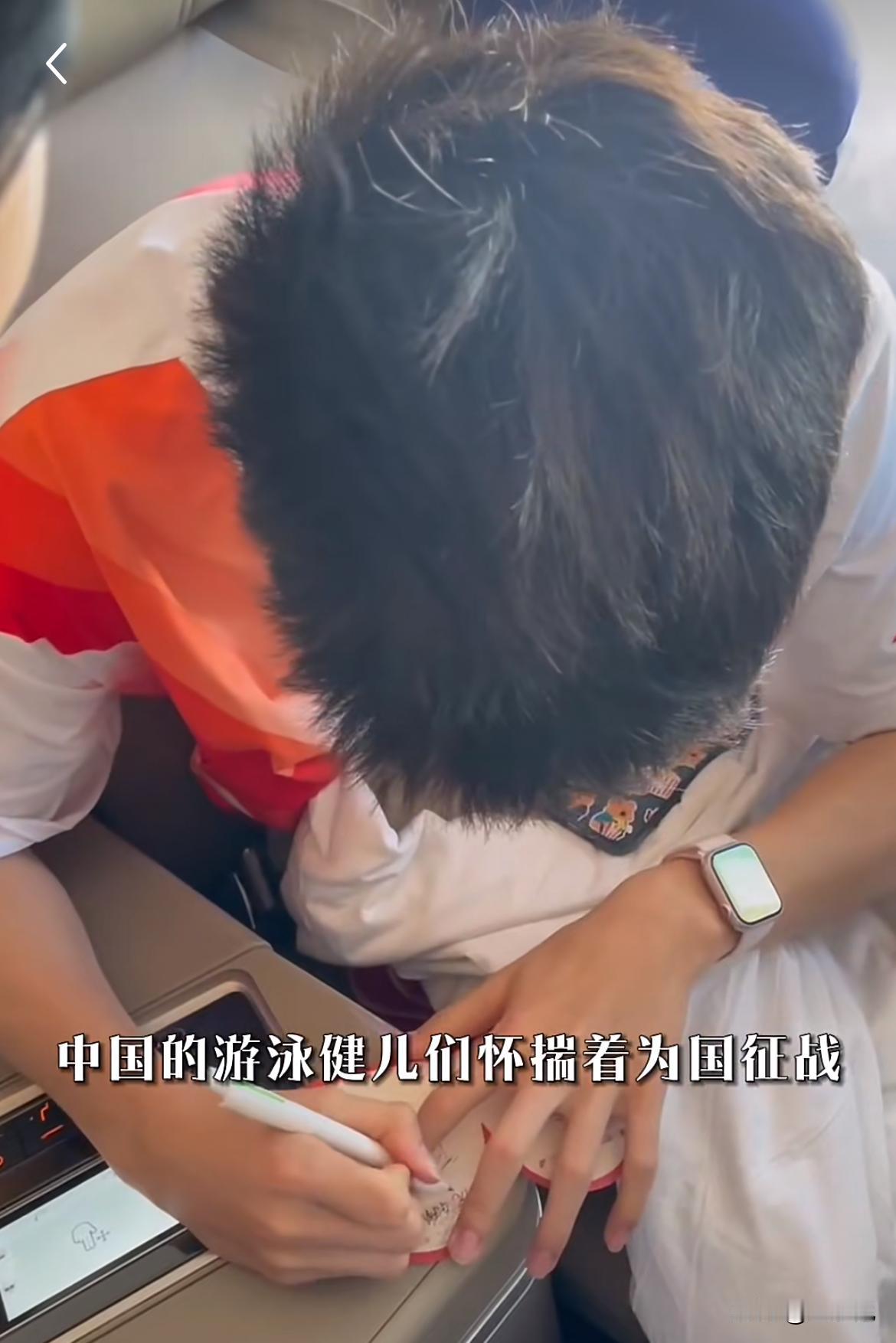 该说不说！游泳小将们，该好好练字了！
看得出来这几张图分别是谁的签名吗？自己的签