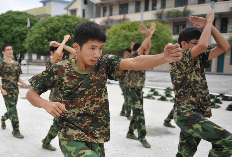 不是重复，是教歪了。
第9动下拨勾拳，是让你一拨一勾，把人下巴打低，好接着顶膝。