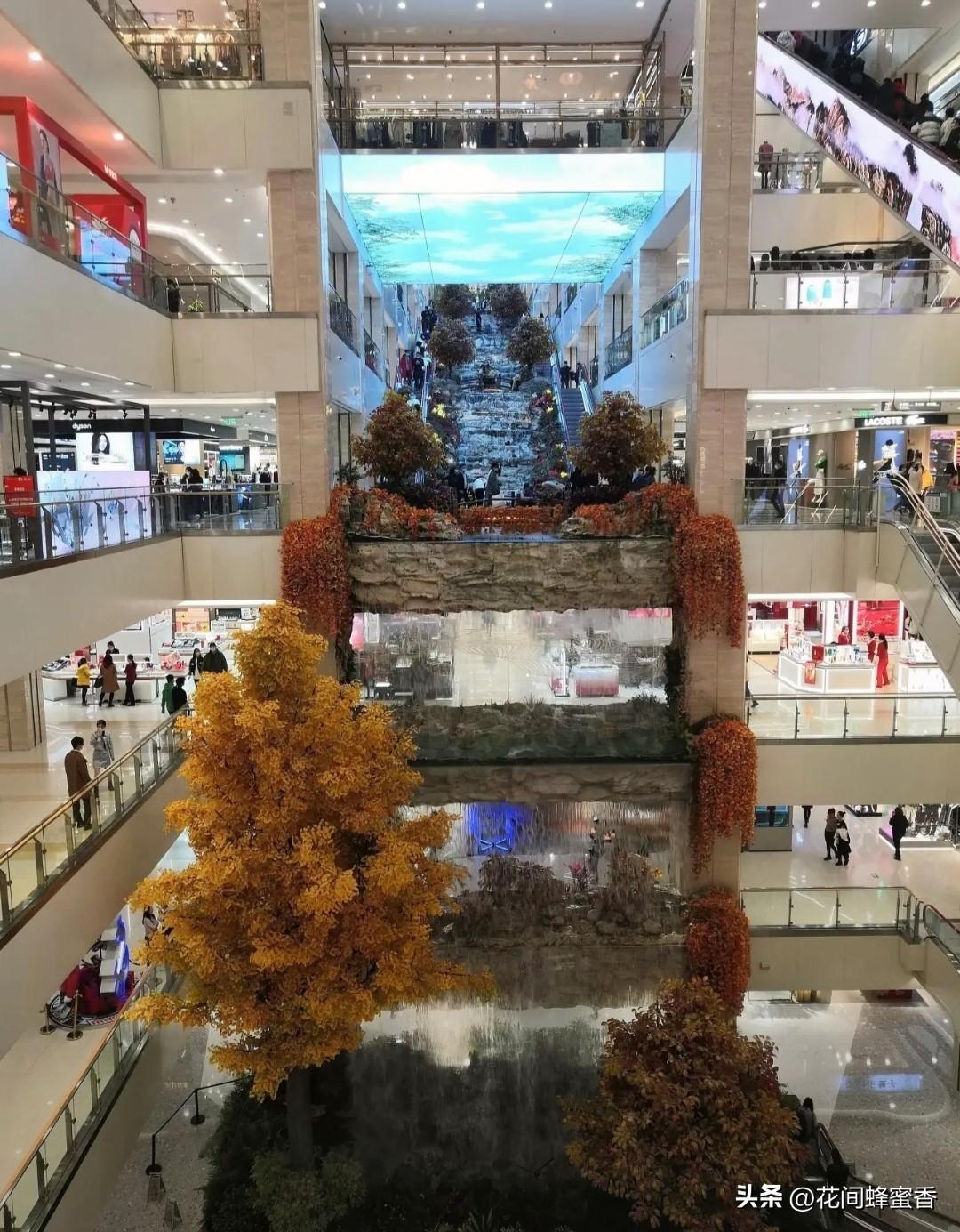 西安赛格商户坠亡引热议，
退伍店主经营二十年，
网传高额罚单引发多方争议…
 