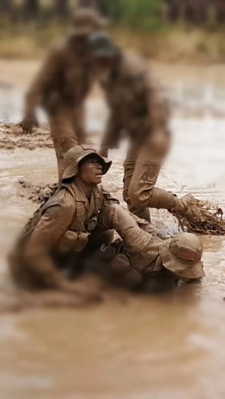 这组中国女兵照片为什么能感动所有人！他们被残酷训练折磨哭了，可依然坚强不退缩！她