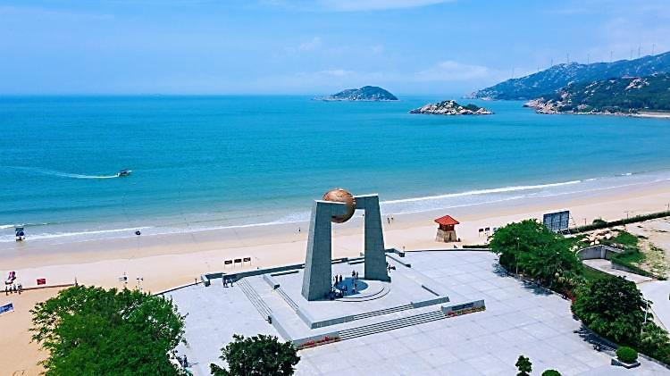广东南澳岛北回归线广场位于南澳岛青澳湾，其核心景点是北回归线标志塔“自然之门”汕